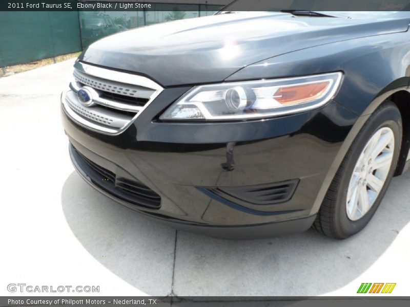 Ebony Black / Light Stone 2011 Ford Taurus SE