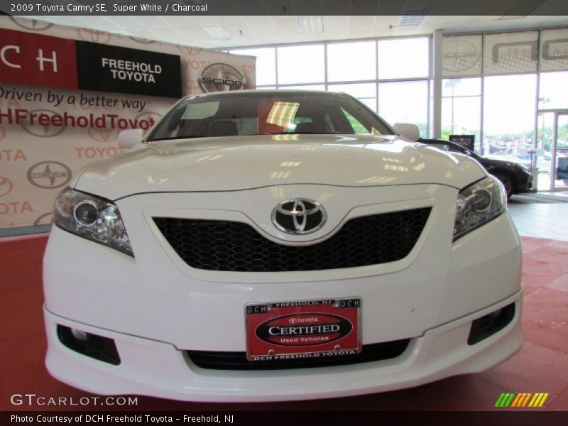 Super White / Charcoal 2009 Toyota Camry SE