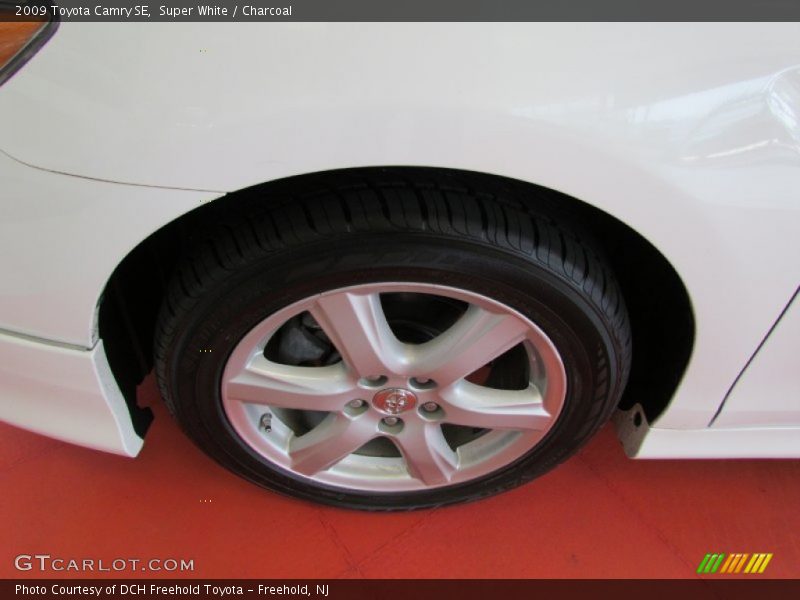 Super White / Charcoal 2009 Toyota Camry SE