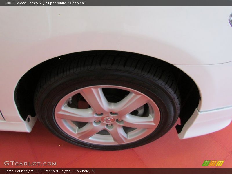 Super White / Charcoal 2009 Toyota Camry SE