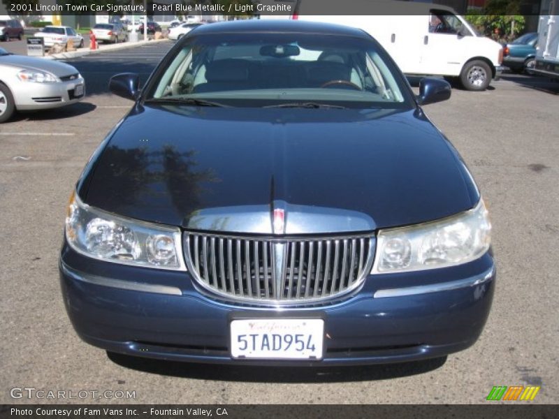 Pearl Blue Metallic / Light Graphite 2001 Lincoln Town Car Signature