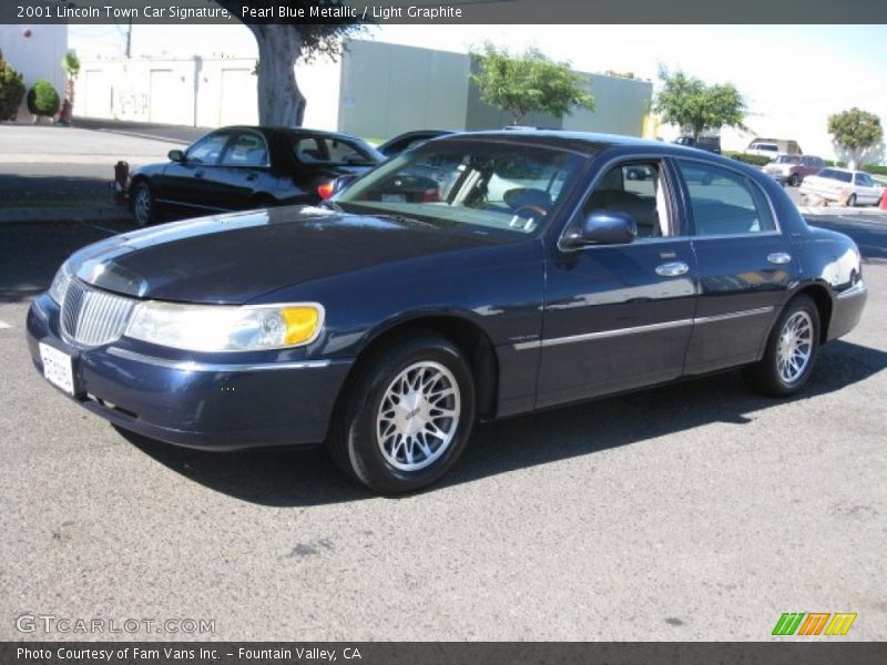 Pearl Blue Metallic / Light Graphite 2001 Lincoln Town Car Signature