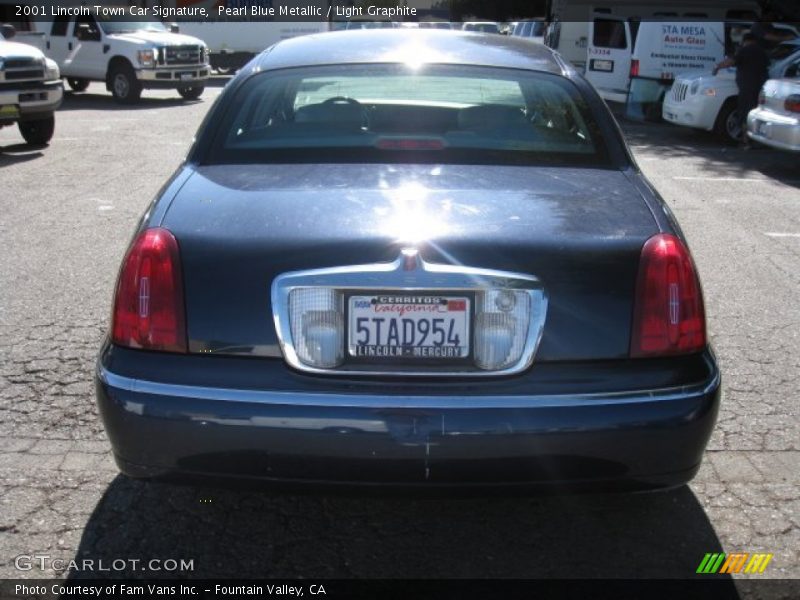 Pearl Blue Metallic / Light Graphite 2001 Lincoln Town Car Signature