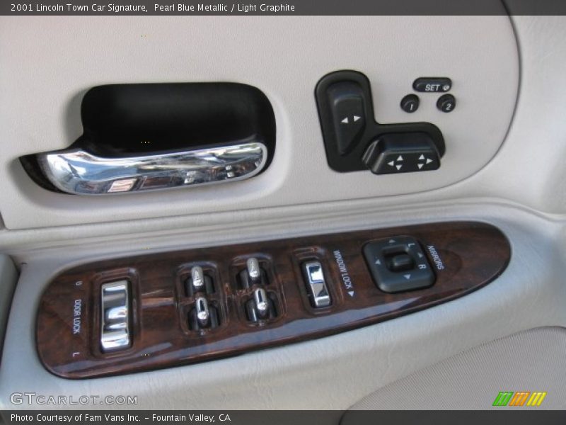 Pearl Blue Metallic / Light Graphite 2001 Lincoln Town Car Signature