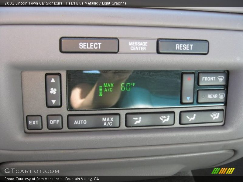 Pearl Blue Metallic / Light Graphite 2001 Lincoln Town Car Signature