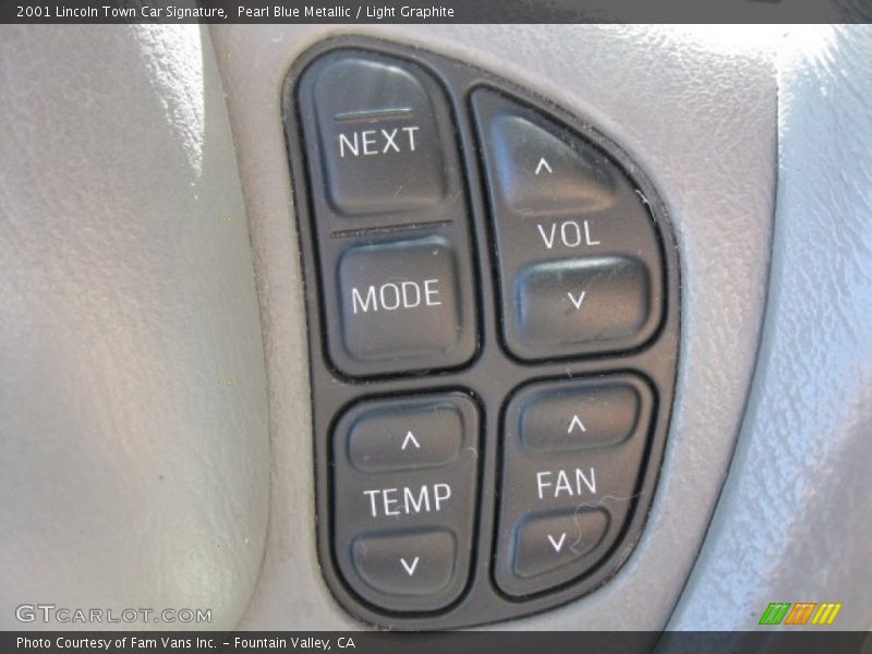 Pearl Blue Metallic / Light Graphite 2001 Lincoln Town Car Signature