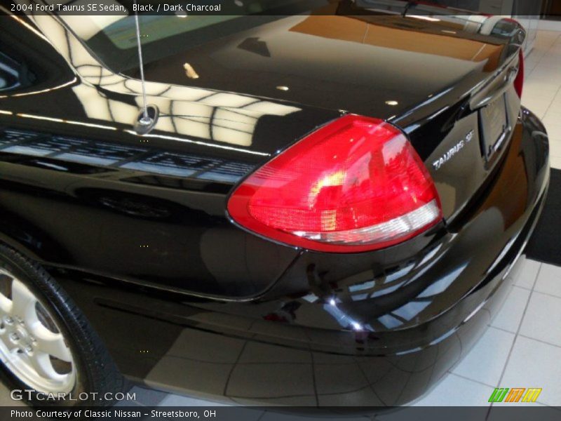 Black / Dark Charcoal 2004 Ford Taurus SE Sedan