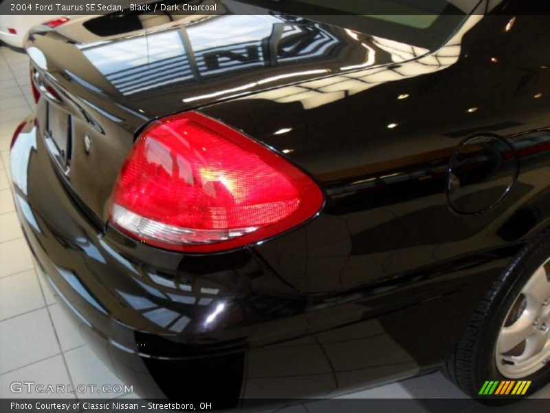 Black / Dark Charcoal 2004 Ford Taurus SE Sedan