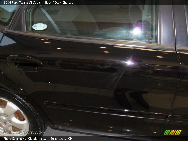 Black / Dark Charcoal 2004 Ford Taurus SE Sedan