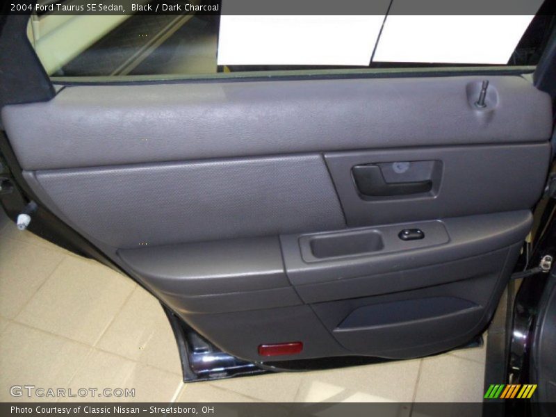 Black / Dark Charcoal 2004 Ford Taurus SE Sedan
