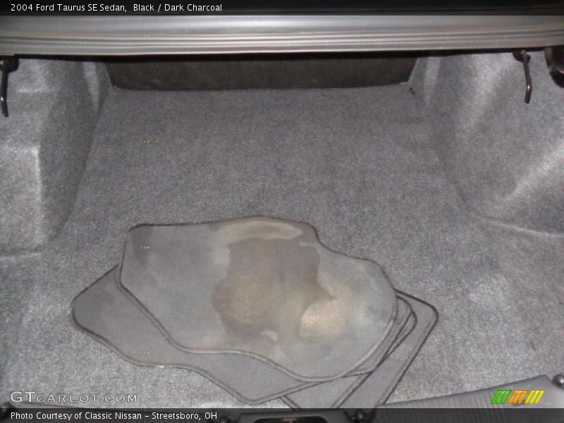 Black / Dark Charcoal 2004 Ford Taurus SE Sedan
