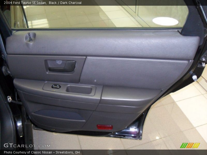 Black / Dark Charcoal 2004 Ford Taurus SE Sedan