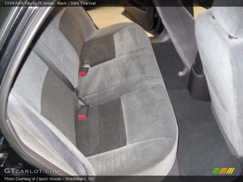 Black / Dark Charcoal 2004 Ford Taurus SE Sedan