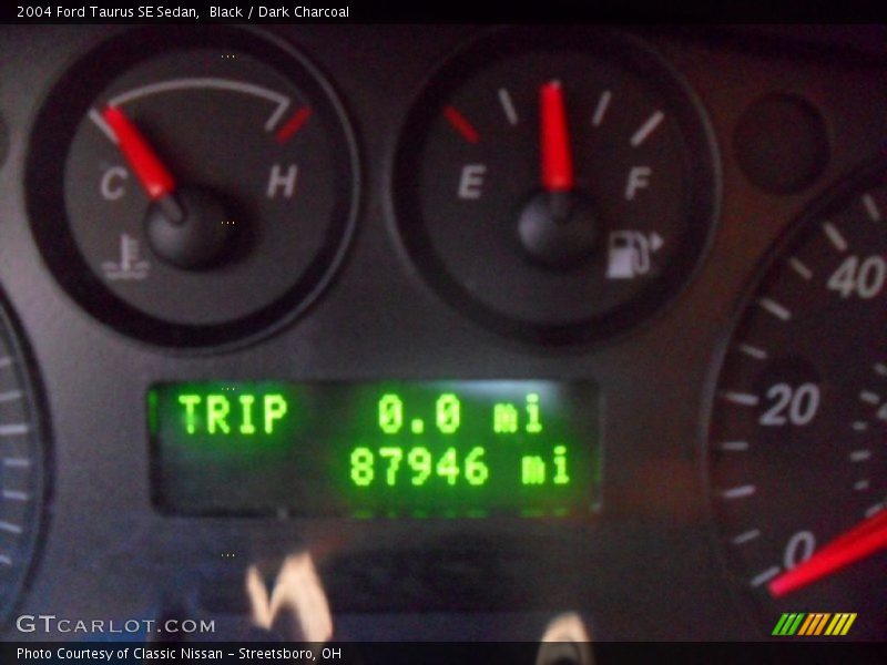Black / Dark Charcoal 2004 Ford Taurus SE Sedan