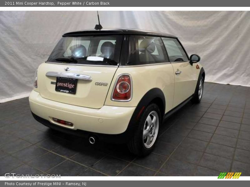 Pepper White / Carbon Black 2011 Mini Cooper Hardtop