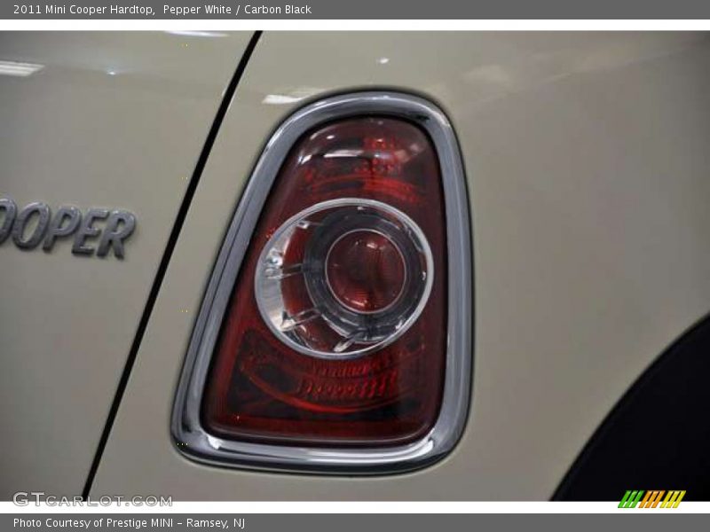 Pepper White / Carbon Black 2011 Mini Cooper Hardtop