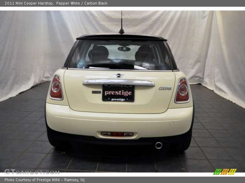 Pepper White / Carbon Black 2011 Mini Cooper Hardtop