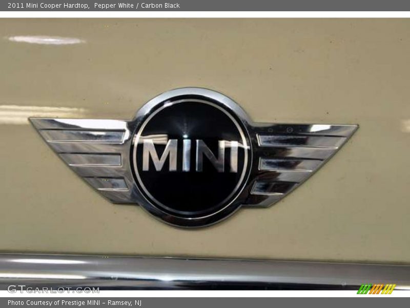 Pepper White / Carbon Black 2011 Mini Cooper Hardtop