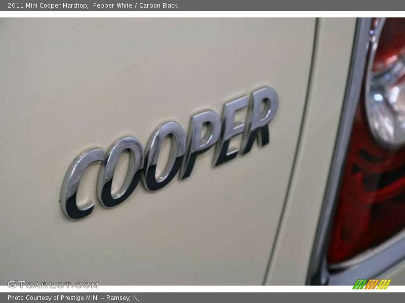 Pepper White / Carbon Black 2011 Mini Cooper Hardtop