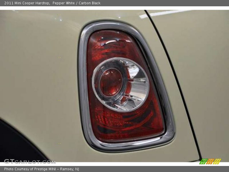 Pepper White / Carbon Black 2011 Mini Cooper Hardtop