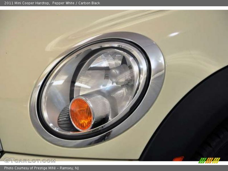 Pepper White / Carbon Black 2011 Mini Cooper Hardtop