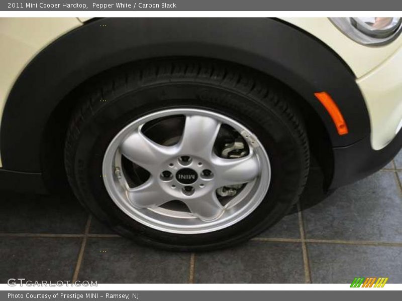 Pepper White / Carbon Black 2011 Mini Cooper Hardtop