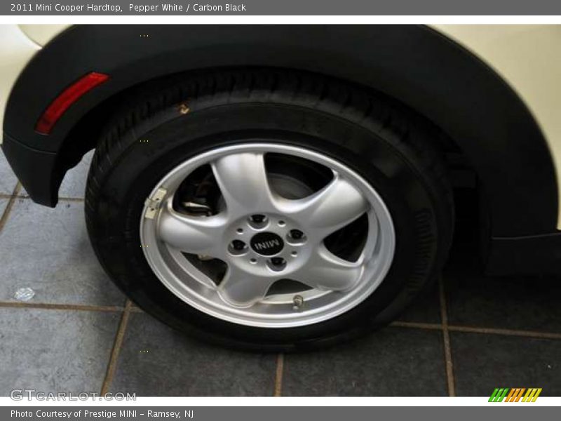 Pepper White / Carbon Black 2011 Mini Cooper Hardtop