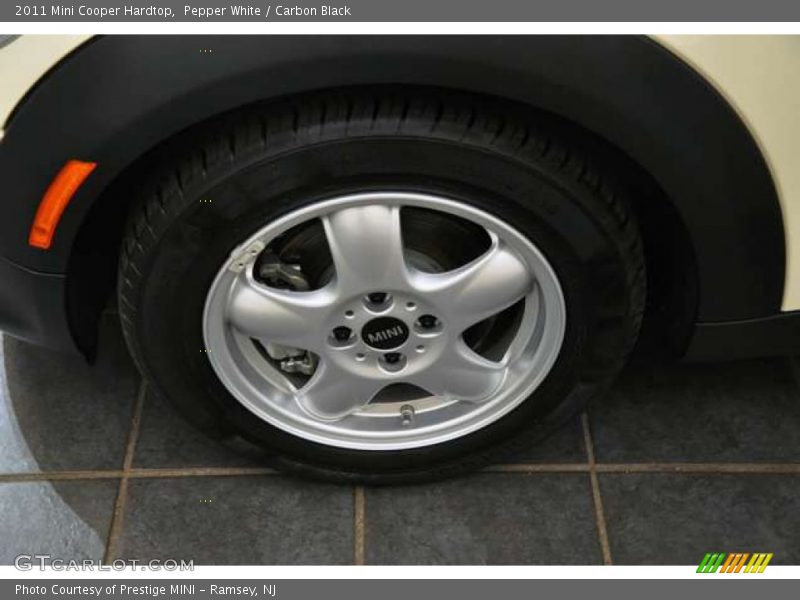 Pepper White / Carbon Black 2011 Mini Cooper Hardtop