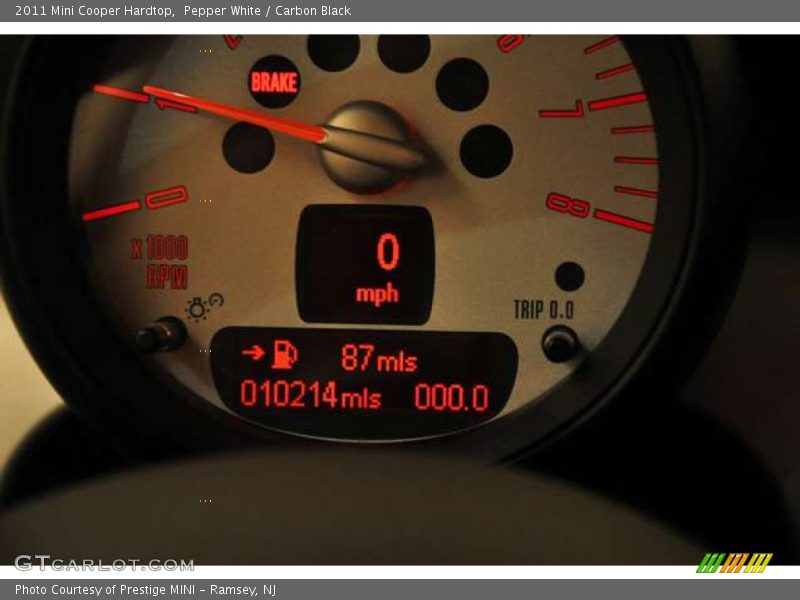 Pepper White / Carbon Black 2011 Mini Cooper Hardtop