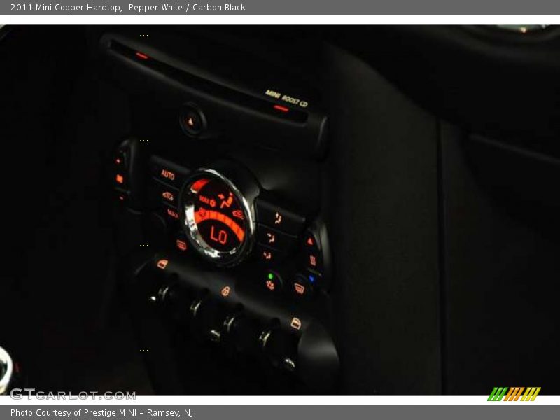 Pepper White / Carbon Black 2011 Mini Cooper Hardtop