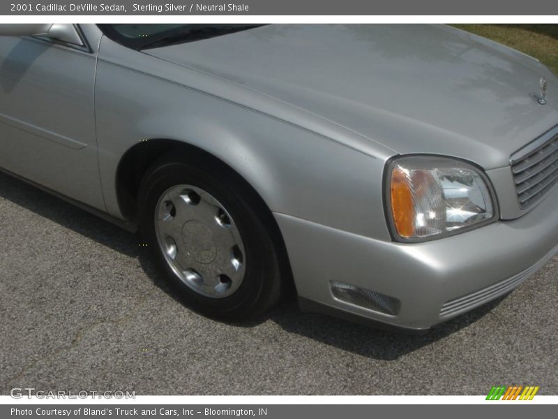 Sterling Silver / Neutral Shale 2001 Cadillac DeVille Sedan