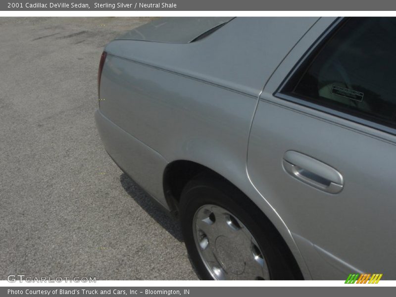 Sterling Silver / Neutral Shale 2001 Cadillac DeVille Sedan