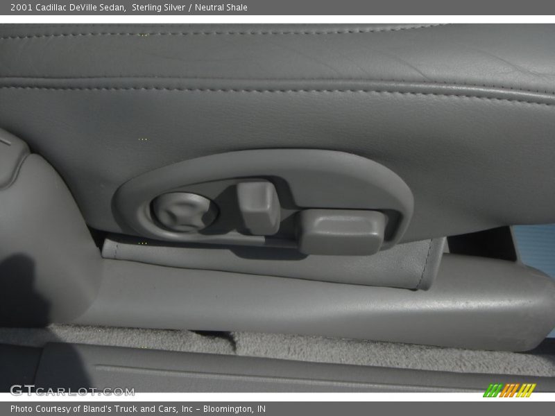 Sterling Silver / Neutral Shale 2001 Cadillac DeVille Sedan
