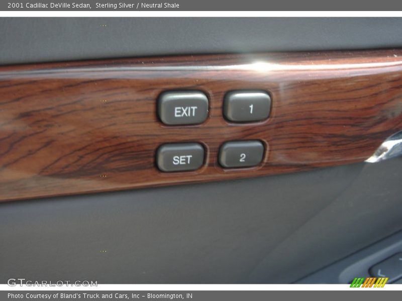 Sterling Silver / Neutral Shale 2001 Cadillac DeVille Sedan