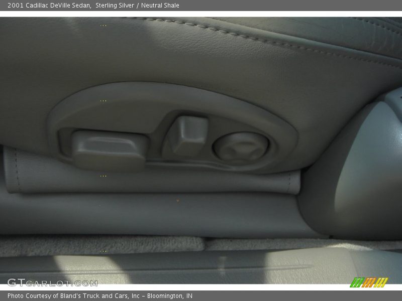 Sterling Silver / Neutral Shale 2001 Cadillac DeVille Sedan