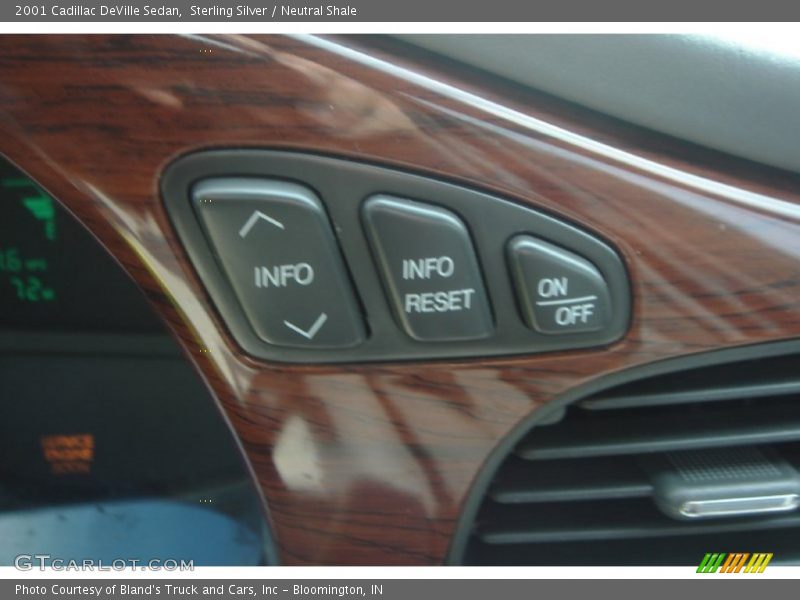 Sterling Silver / Neutral Shale 2001 Cadillac DeVille Sedan