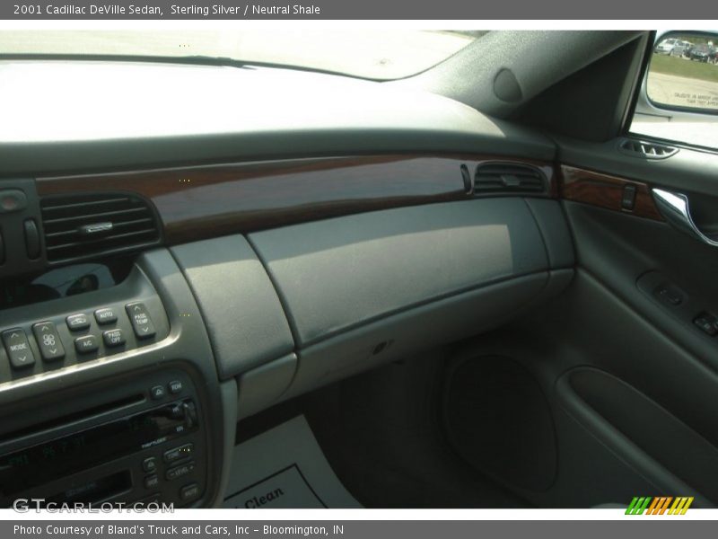 Sterling Silver / Neutral Shale 2001 Cadillac DeVille Sedan