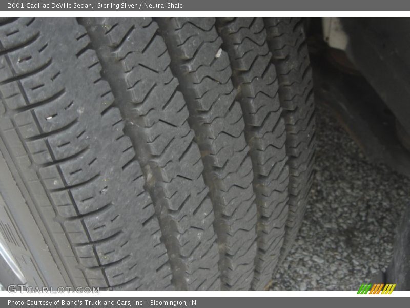 Sterling Silver / Neutral Shale 2001 Cadillac DeVille Sedan