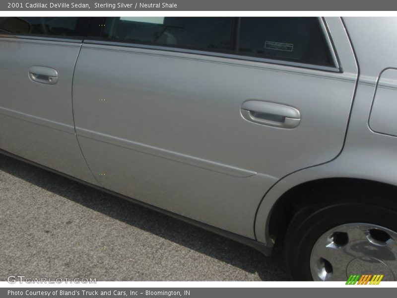 Sterling Silver / Neutral Shale 2001 Cadillac DeVille Sedan