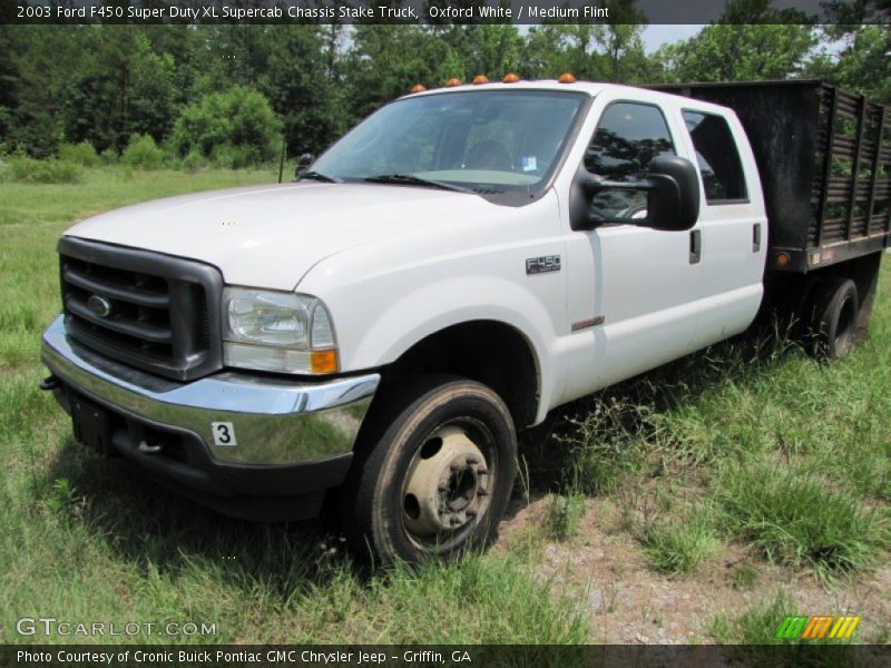 Oxford White / Medium Flint 2003 Ford F450 Super Duty XL Supercab Chassis Stake Truck