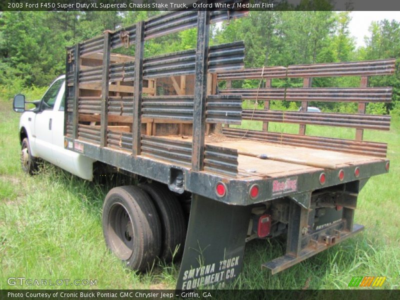 Oxford White / Medium Flint 2003 Ford F450 Super Duty XL Supercab Chassis Stake Truck