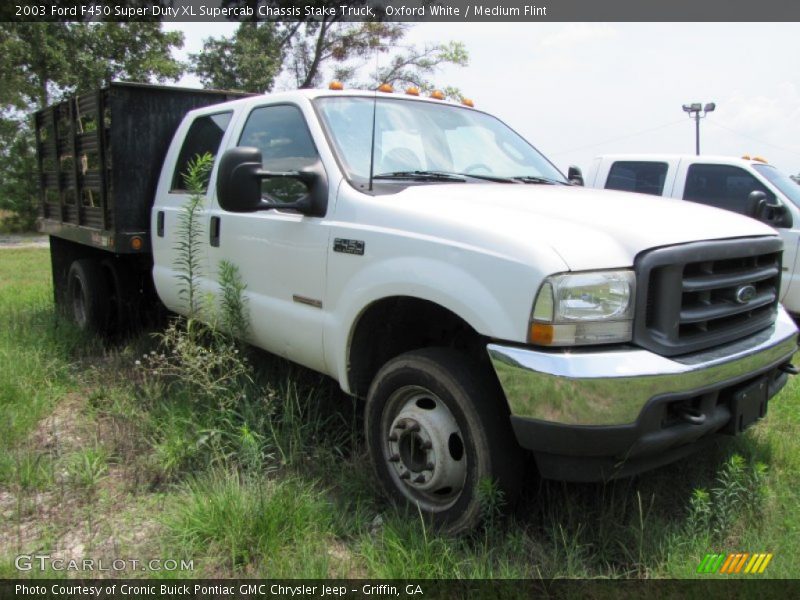 Oxford White / Medium Flint 2003 Ford F450 Super Duty XL Supercab Chassis Stake Truck