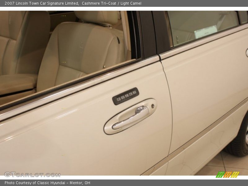Cashmere Tri-Coat / Light Camel 2007 Lincoln Town Car Signature Limited