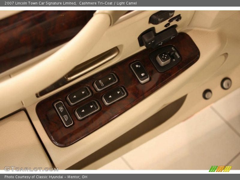 Controls of 2007 Town Car Signature Limited