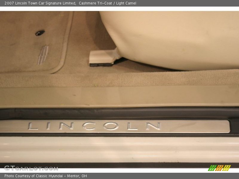 Cashmere Tri-Coat / Light Camel 2007 Lincoln Town Car Signature Limited