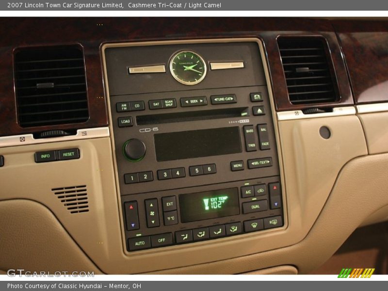Controls of 2007 Town Car Signature Limited
