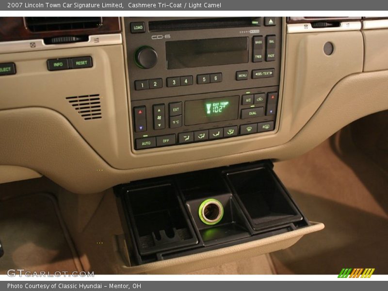 Controls of 2007 Town Car Signature Limited