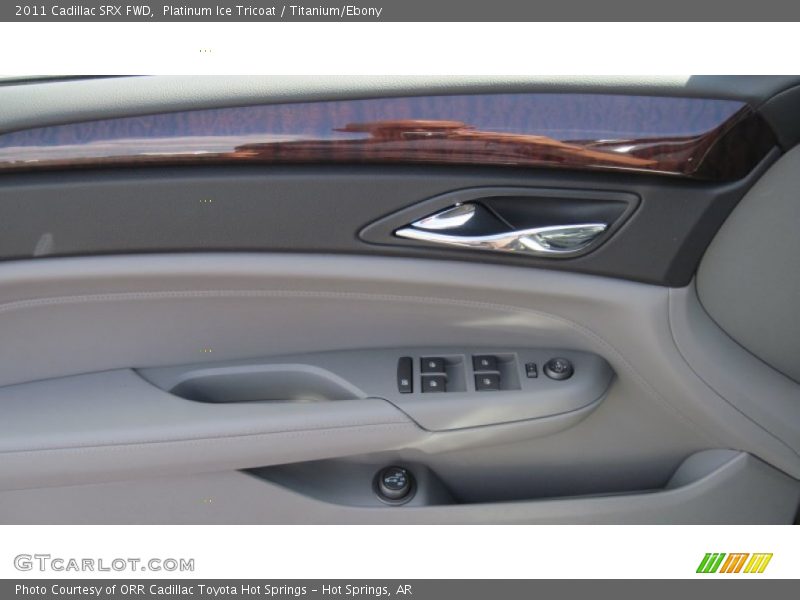 Platinum Ice Tricoat / Titanium/Ebony 2011 Cadillac SRX FWD