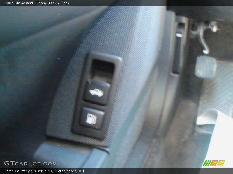 Ebony Black / Black 2004 Kia Amanti
