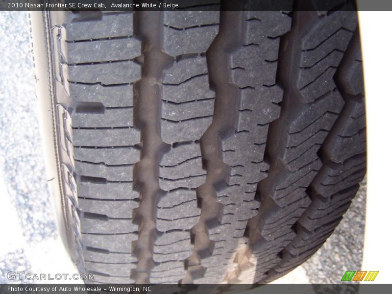 Avalanche White / Beige 2010 Nissan Frontier SE Crew Cab